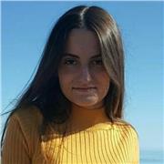 Estudiante universitaria ofrece clases de historia para ayudar a niños y adolescentes en Málaga